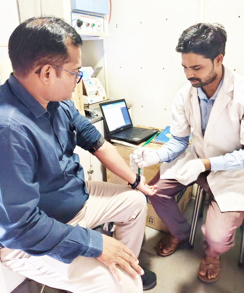 कमिश्नर ने औचक निरीक्षण कर एमएमयू में कराई डेंगू जांच