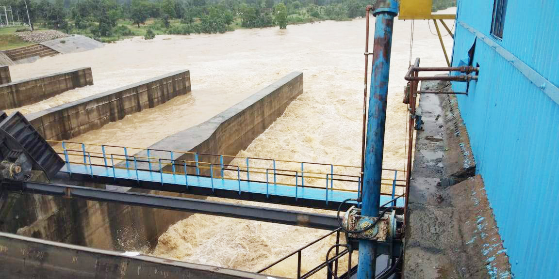 बांध-बैराज से छोड़े जा रहे पानी