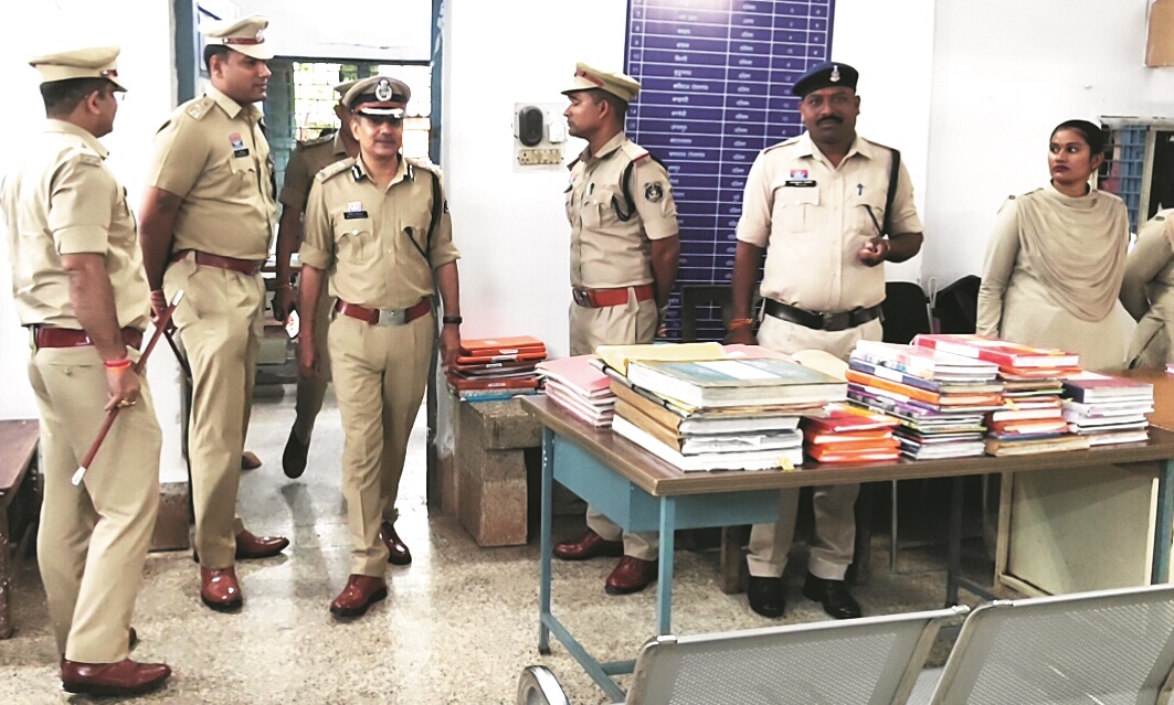 आईजी ने एसपी कार्यालय और लालबाग थाना का किया वार्षिक निरीक्षण