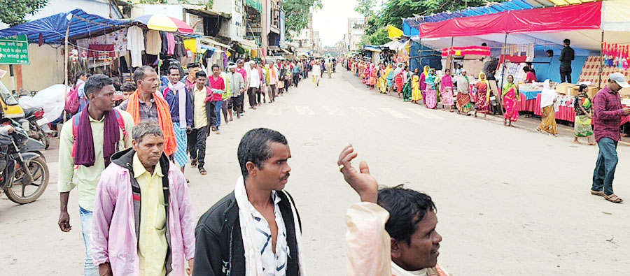 मांगों पर रसोइयों ने रैली निकाली