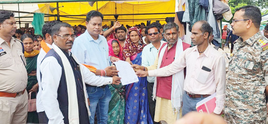 तीसरे दिन भी जारी रहा रसोइयों का आंदोलन, बारिश में भी डटे रहे प्रदर्शनकारी, सौंपा ज्ञापन