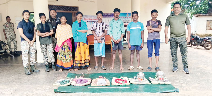 6 नक्सली गिरफ्तार, विस्फोटक और पर्चे बरामद