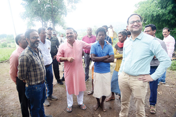पीवीटीजी गांव नागम पहुंचकर कलेक्टर ने लिया विकास कार्यों का जायजा