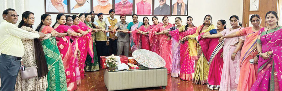 सैनिकों के सम्मान में बांधी राखियां