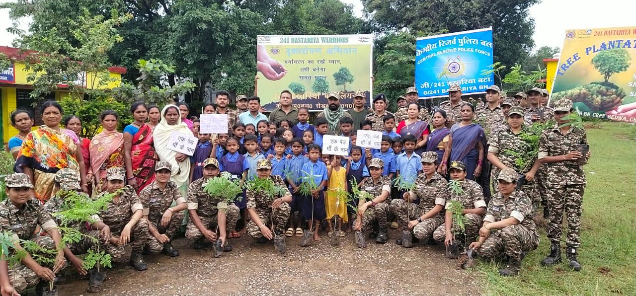 सीआरपीएफ जवानों ने स्कूल में रोपे पौधे