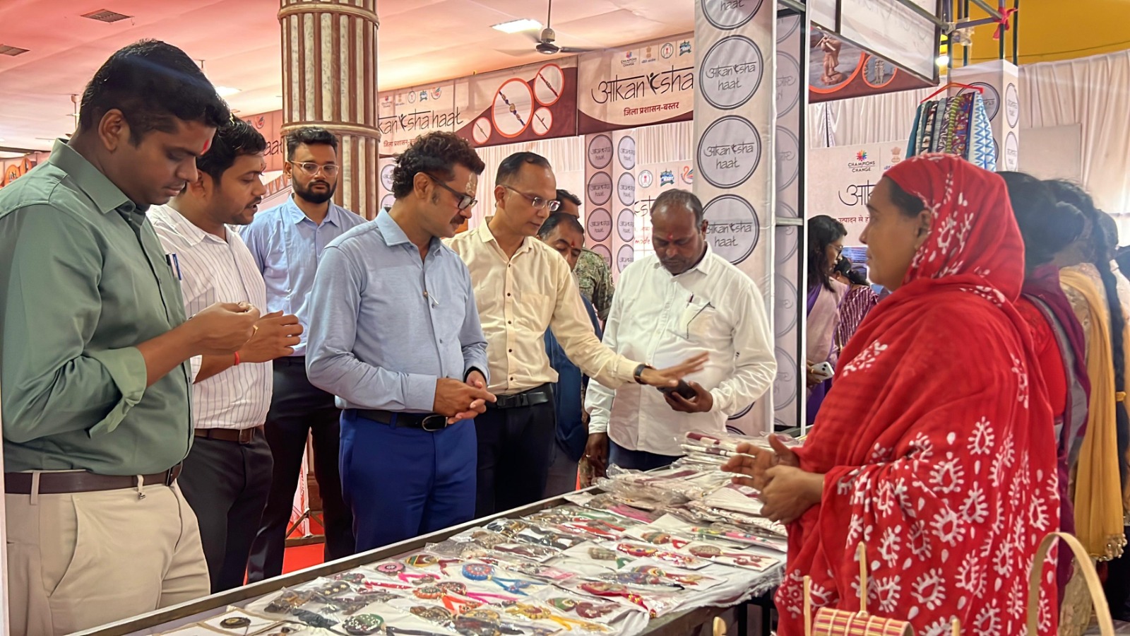 आकांक्षा हाट का महापौर और कलेक्टर ने किया उद्घाटन