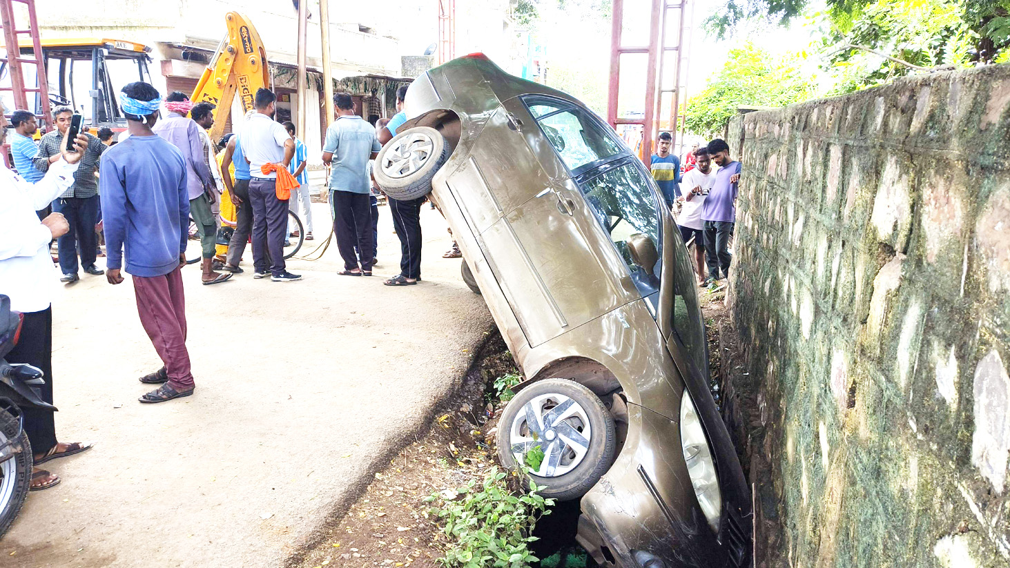 गौरीनगर अंडरब्रिज के नाली में कार  घुसी, दंपत्ति बाल-बाल बची
