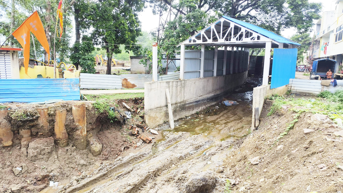 दो रेल्वे अंडरब्रिज निर्माण में देरी से 40 साल  पुराने ओवरब्रिज पर बढ़ा ट्रैफिक दबाव