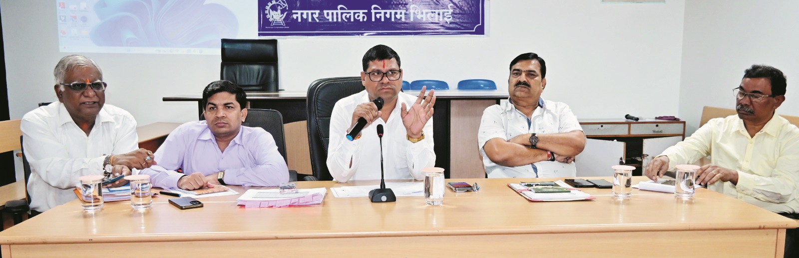 आयुक्त ने संचालित कार्यों के व्यवस्था में सुधार के लिए समीक्षा बैठक बुलाई