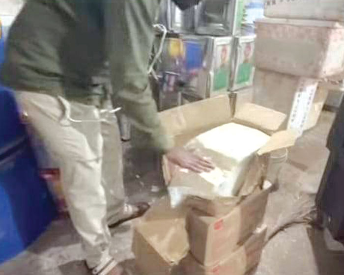  सात सौ किलो पनीर, इतना ही मिल्क पाउडर, तेल के टीन, एसिड के डिब्बे बरामद