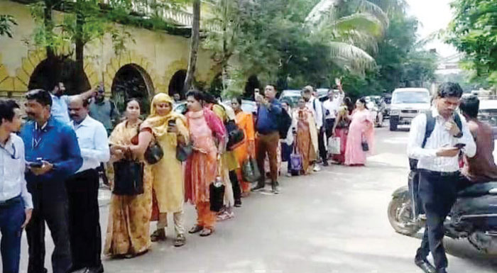 अटेंडेंस के लिए कलेक्टोरेट में लंबी कतार