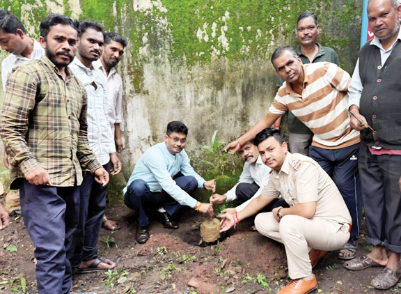 आबकारी  अफसर-कर्मियों ने किया पौधारोपण