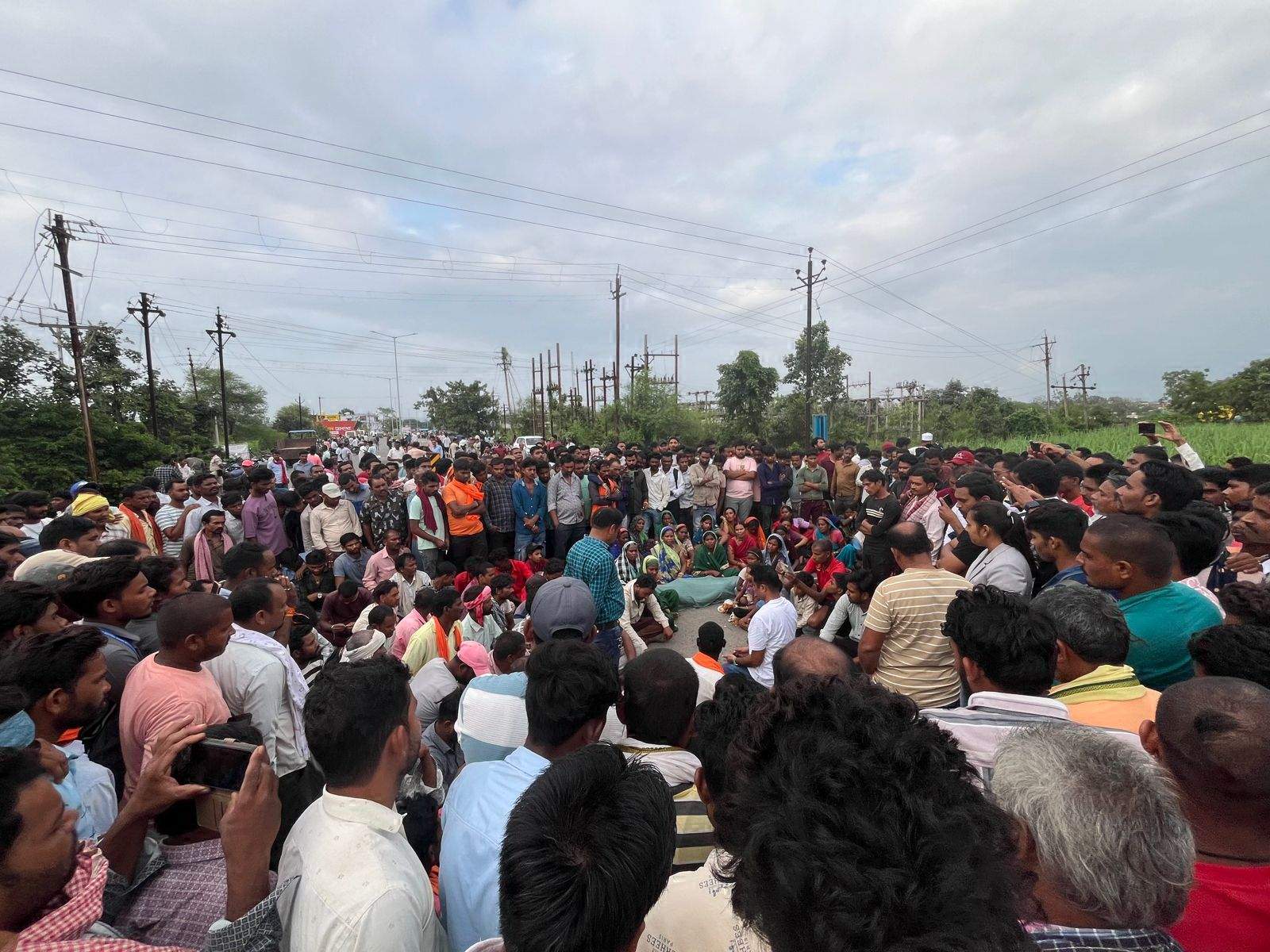 युवक की खुदकुशी, सडक़ पर शव रख ग्रामीणों सहित पीडि़त परिवार का चक्काजाम