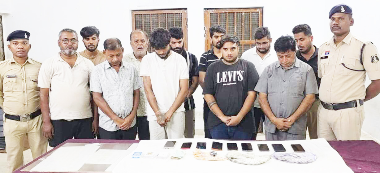 11 जुआरी गिरफ्तार, 50 हजार नगदी-9 मोबाइल जब्त