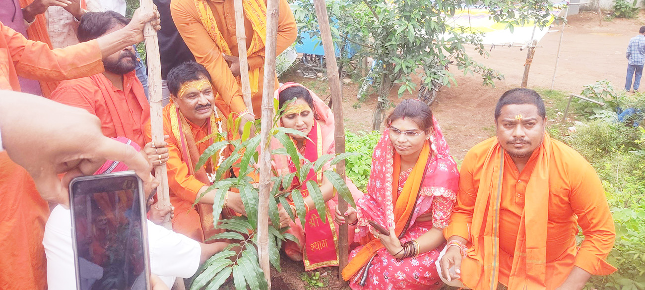  पौधे रोपकर विधायक ने पर्यावरण के प्रति दिया संदेश