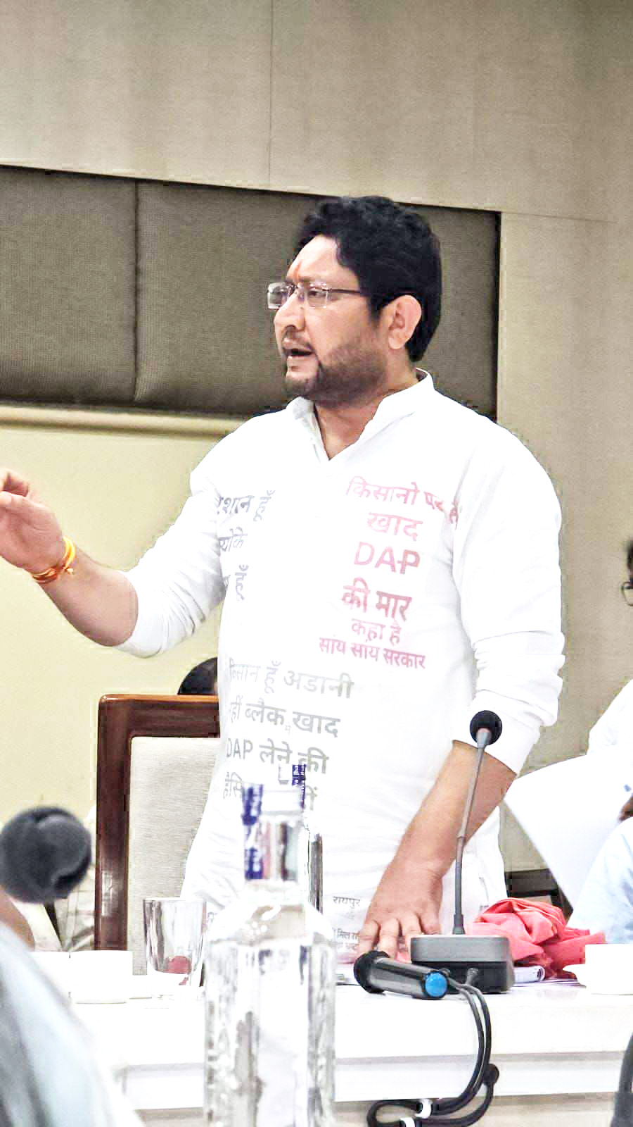 डीएपी की कमी और काला बाजारी का अनोखा विरोध