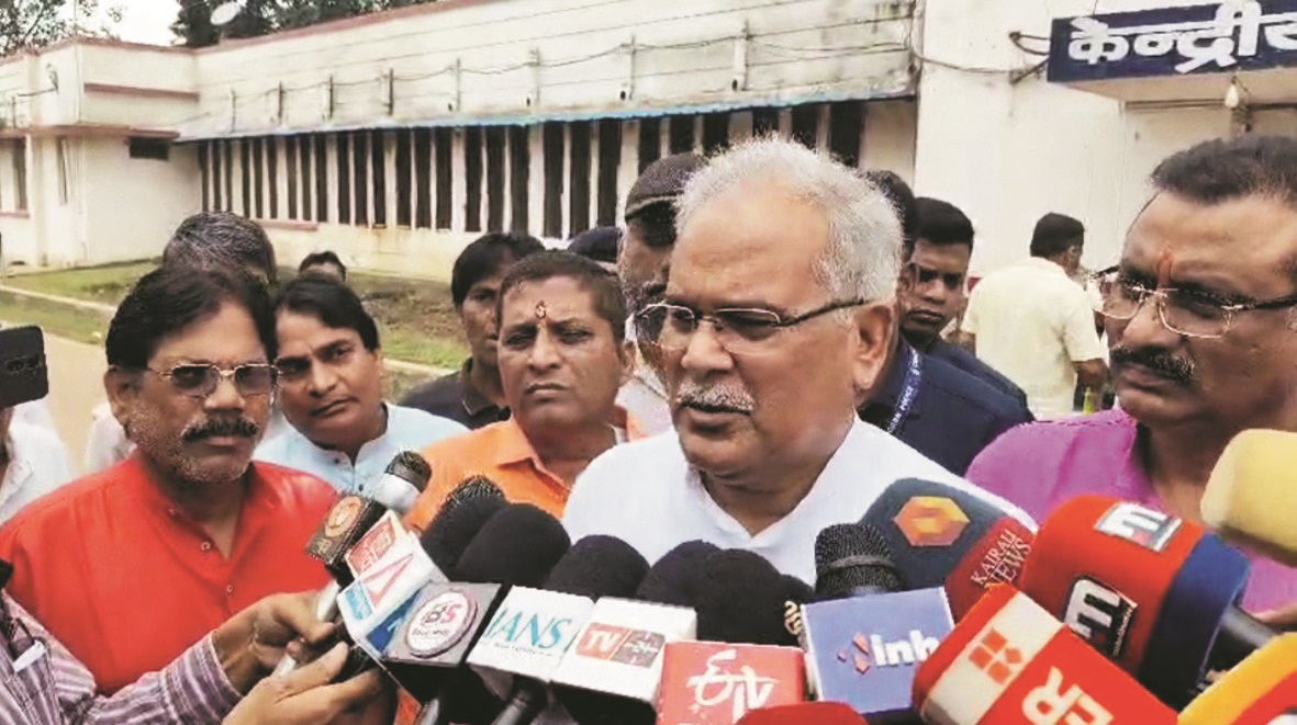 बृजमोहन सिंह से मिलने जेल पहुंचे भूपेश बघेल