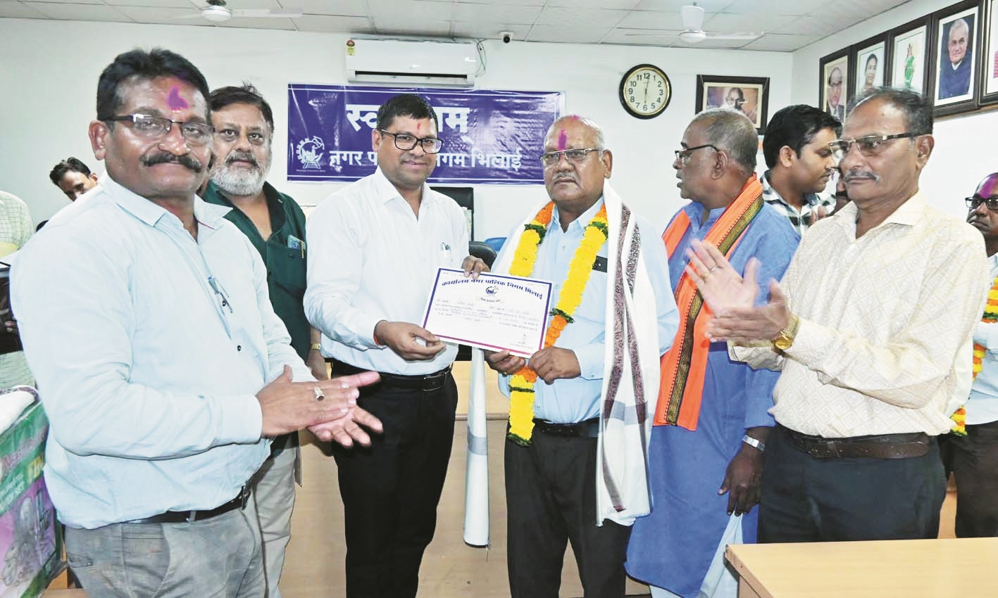 सेवानिवृत्त 8 कर्मचारियों को दी विदाई