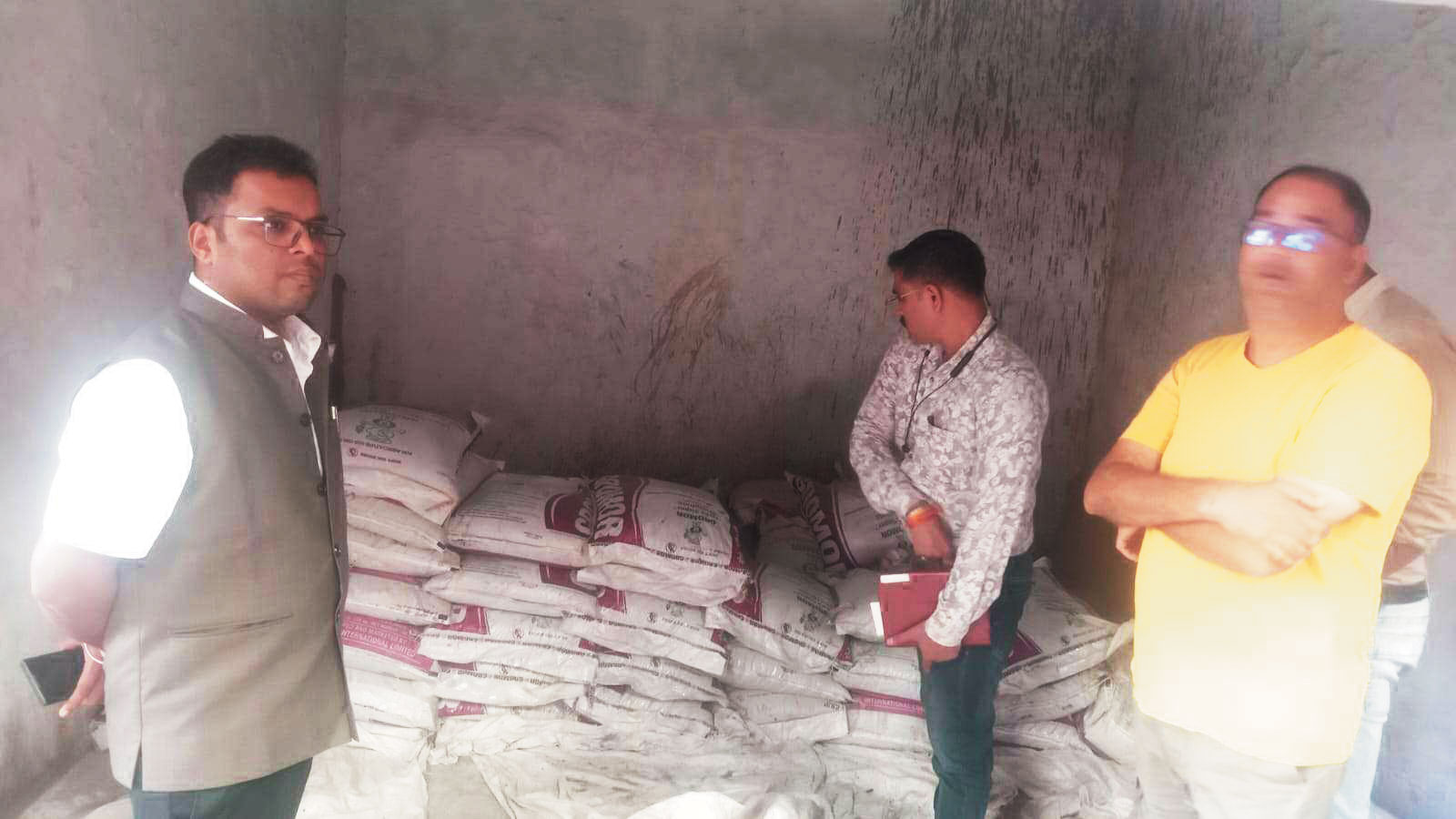 संयुक्त टीम ने किया कृषि सेवा केंद्रों का निरीक्षण, अनियमितता पर कार्रवाई के निर्देश