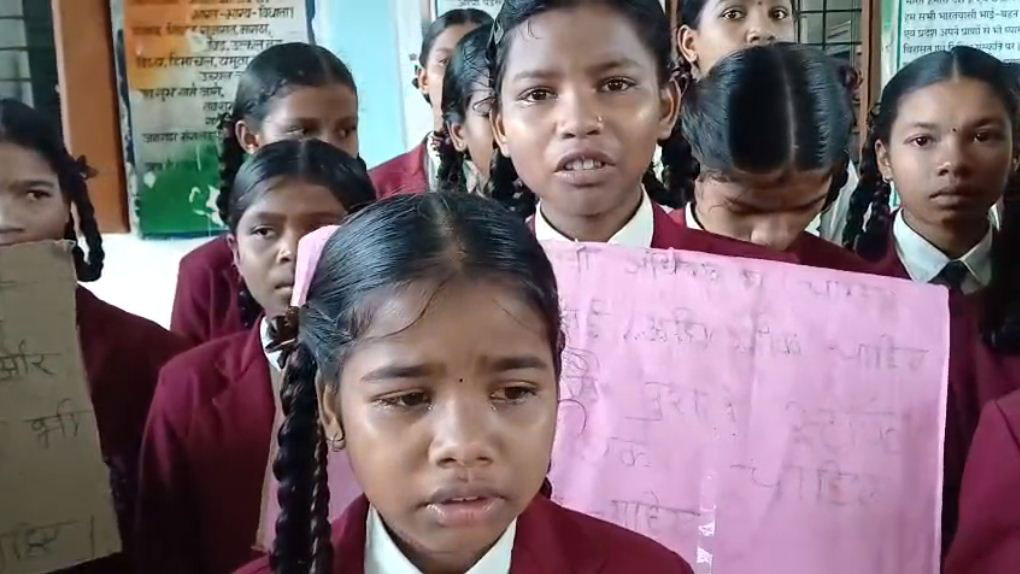  अधीक्षिका को हटाने की मांग, छात्राएं फिर सडक़ पर, रैली निकाल प्रदर्शन