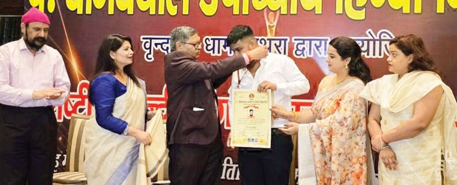 हिंदी पत्रकारिता व साहित्य के क्षेत्र में विशेष योगदान के लिए अभिषेक को डॉक्टरेट की मानद उपाधि