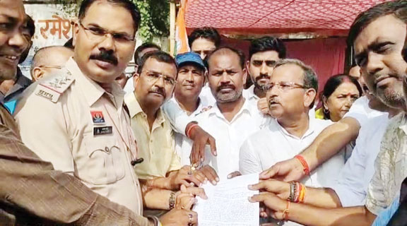 खाद की किल्लत, केसीसी लोन नहीं मिलने से भटक रहे किसान