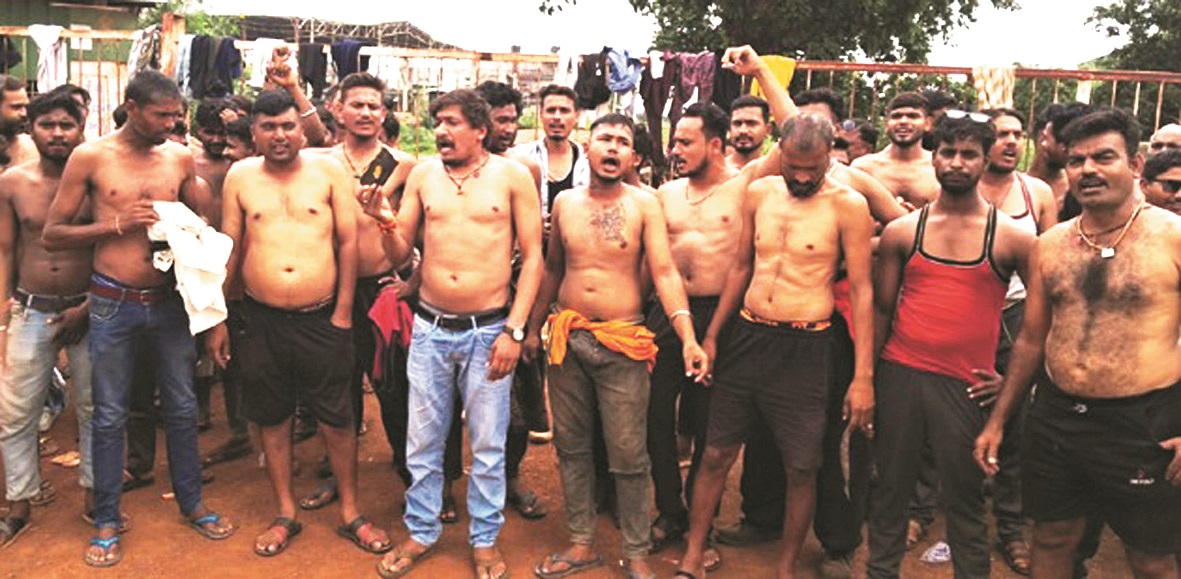 नाराज मजदूरों ने किया अर्धनग्न प्रदर्शन