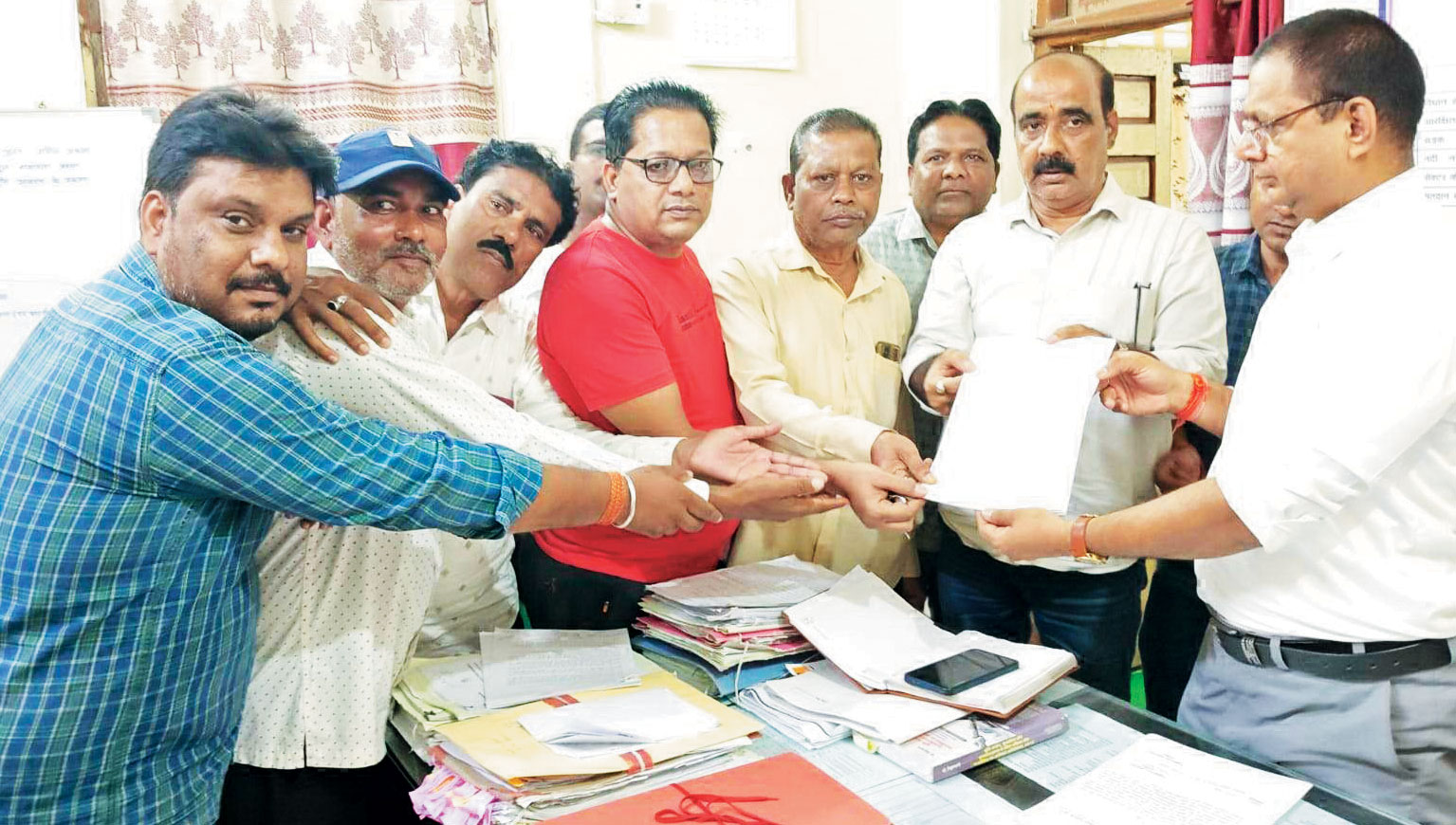  खरसिया में ओवरब्रिज निर्माण की मांग तेज, सैकड़ों हस्ताक्षर के साथ सीएम के नाम ज्ञापन