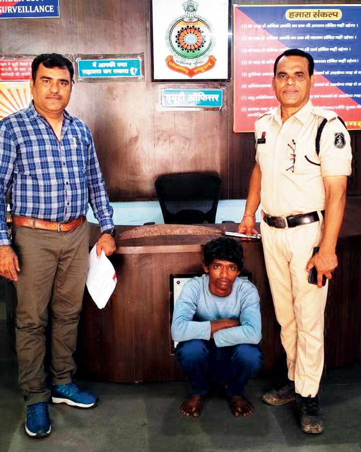 तलवार लहराते युवक गिरफ्तार