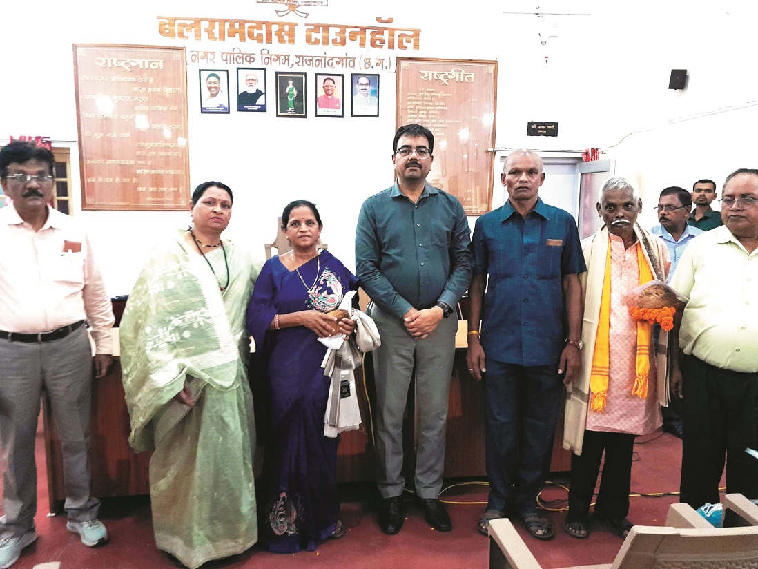 सेवानिवृत्त तीन कर्मचारियों को दी बिदाई