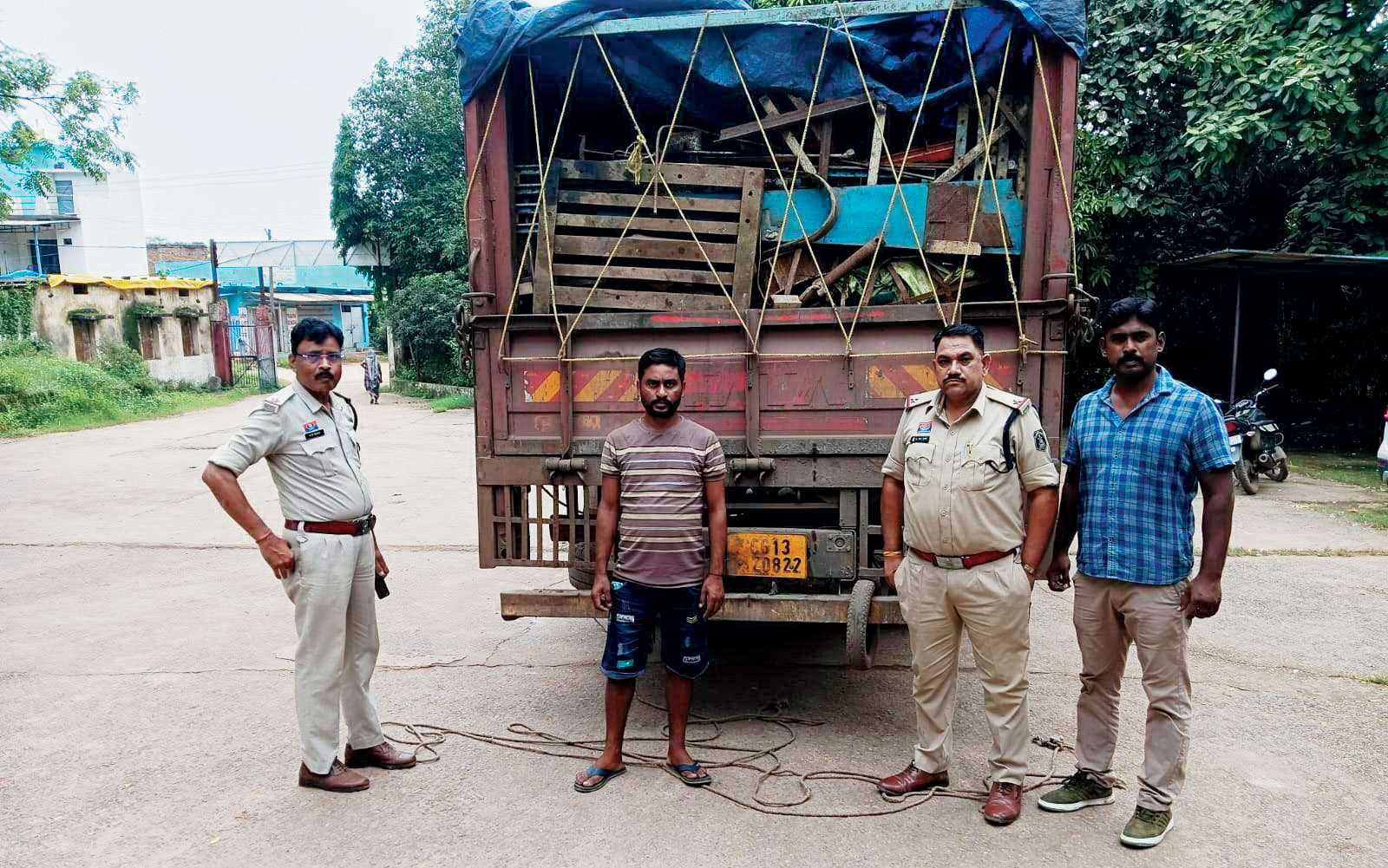 बिना दस्तावेजों के परिवहन हो रहा था 9 टन कबाड़, ट्रक सहित जब्त