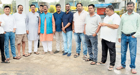 बिहार चुनाव में पर्यवेक्षक बनाए गए अमरजीत समर्थकों संग रवाना