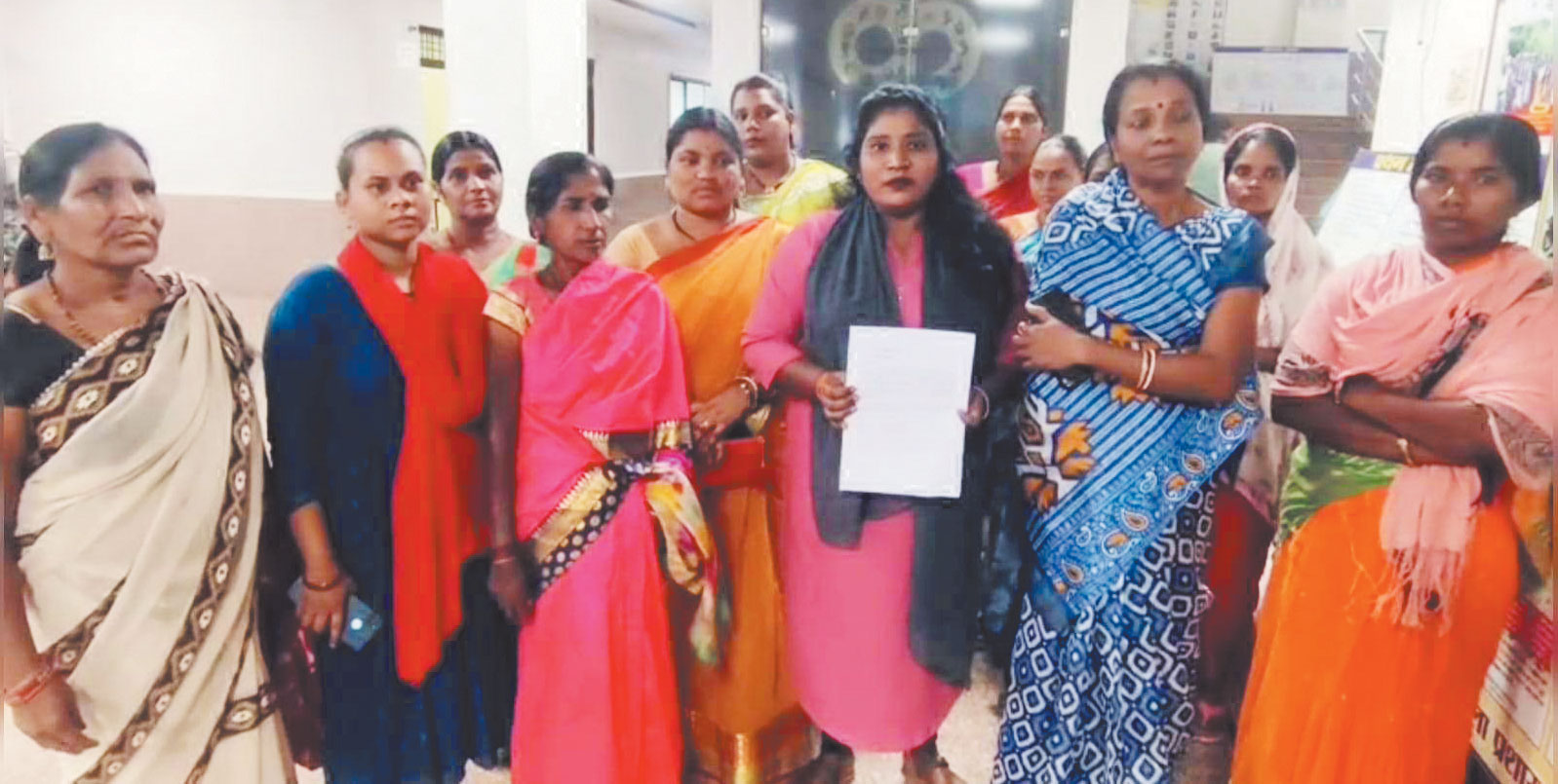 महिलाओं को नहीं मिला मेहनताना, साढ़े 13 लाख के भुगतान के लिए कलेक्टर से गुहार