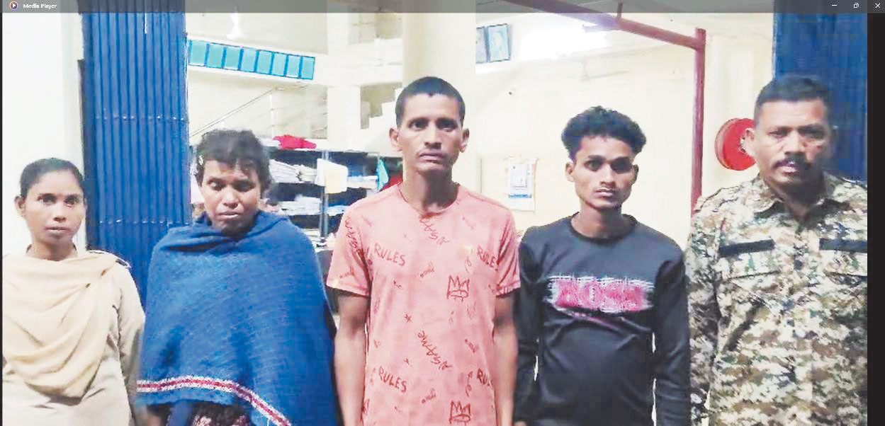 3 नक्सली गिरफ्तार, वर्दी, साहित्य और कलर प्रिंटर बरामद