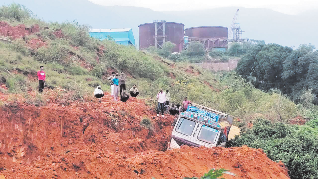 भारी बारिश से एनएमडीसी टेलिंग डैम धंसा