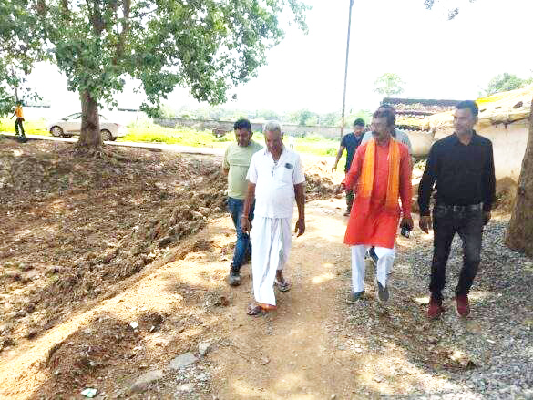 घटिया सीसी रोड निर्माण की शिकायत, महापौर ने किया निरीक्षण