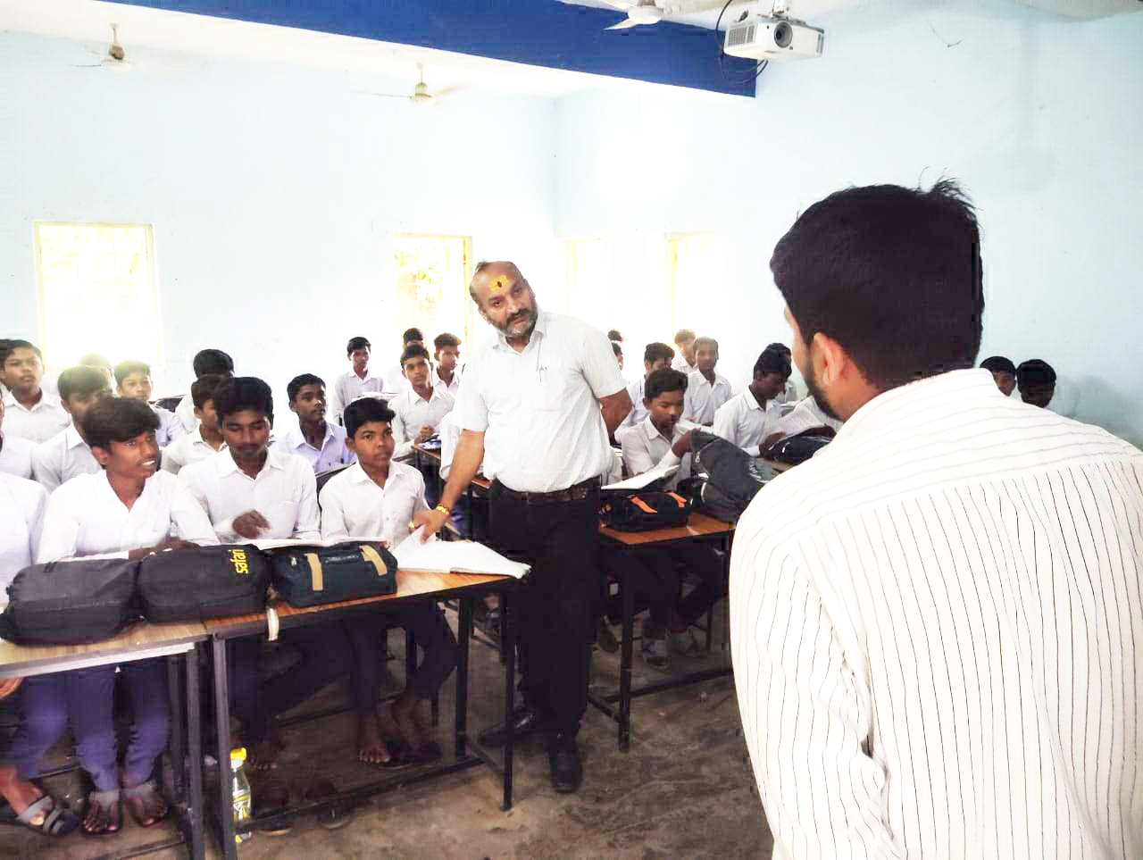 विद्यार्थियों से खुद पढ़वाई किताबें, पठन और समझ का लिया टेस्ट