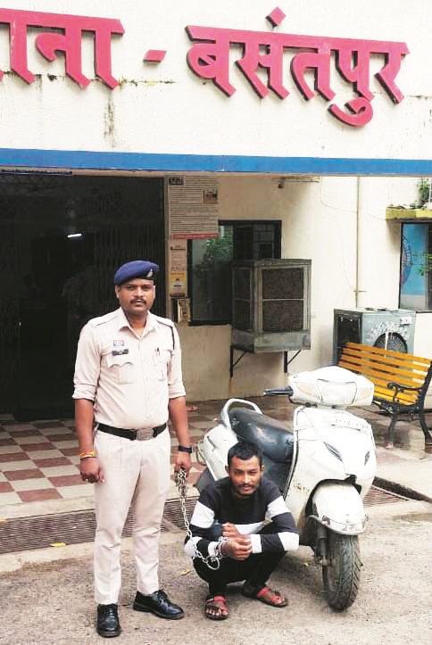 घर के सामने से मोपेड़ चोरी, आरोपी गिरफ्तार