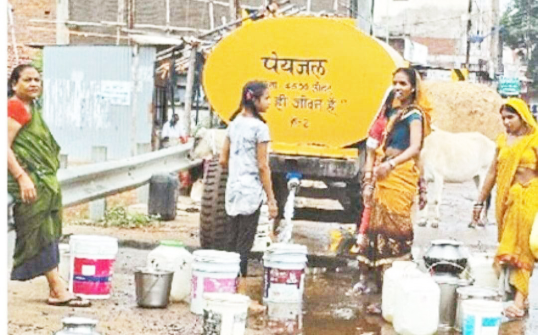 गर्मी जैसे हालात, पेयजल के लिए भोर  में उठकर लगानी पड़ती है लाइन 