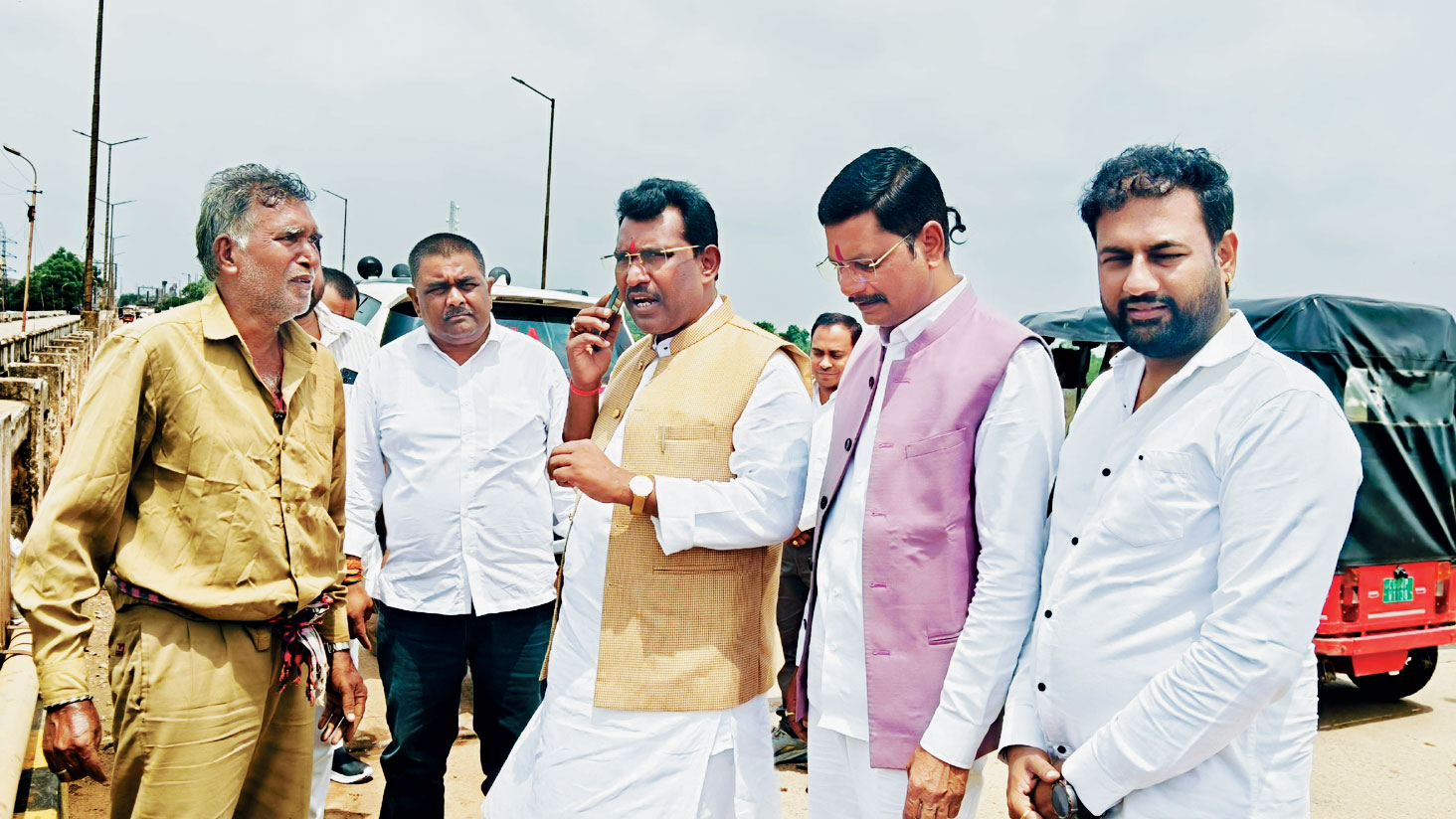 श्रमिक की मदद को रुका विधायक रोहित