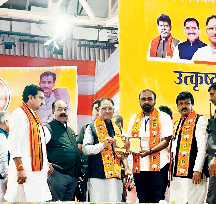 सदस्यता अभियान में उत्कृष्ट कार्य, सीएम ने किया पूर्व पालिकाध्यक्ष मेमन का सम्मान