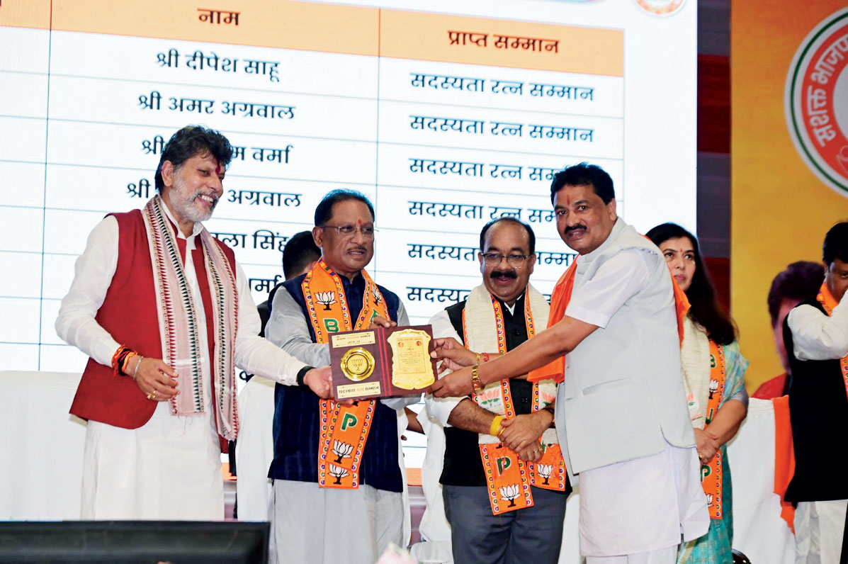 सीएम साय ने किया विधायक इंद्र कुमार का सदस्यता रत्न से सम्मान