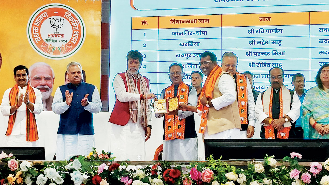 भाजपा सदस्यता अभियान में राजिम विधायक रोहित प्रदेश के टॉप-10 में