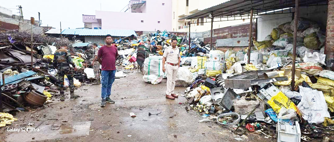 कबाड़ गोदामों में पुलिस की दबिश, औचक निरीक्षण कर कबाडिय़ों को दी सख्त चेतवानी