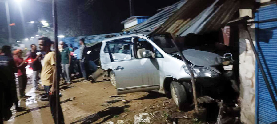 ट्रक की टक्कर से कार बेकाबू होकर दुकानों में घुसी, तीन बाइकें और दुकानें क्षतिग्रस्त