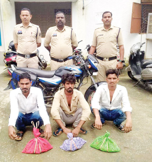 नशीले इंजेक्शन संग तीन तस्कर गिरफ्तार