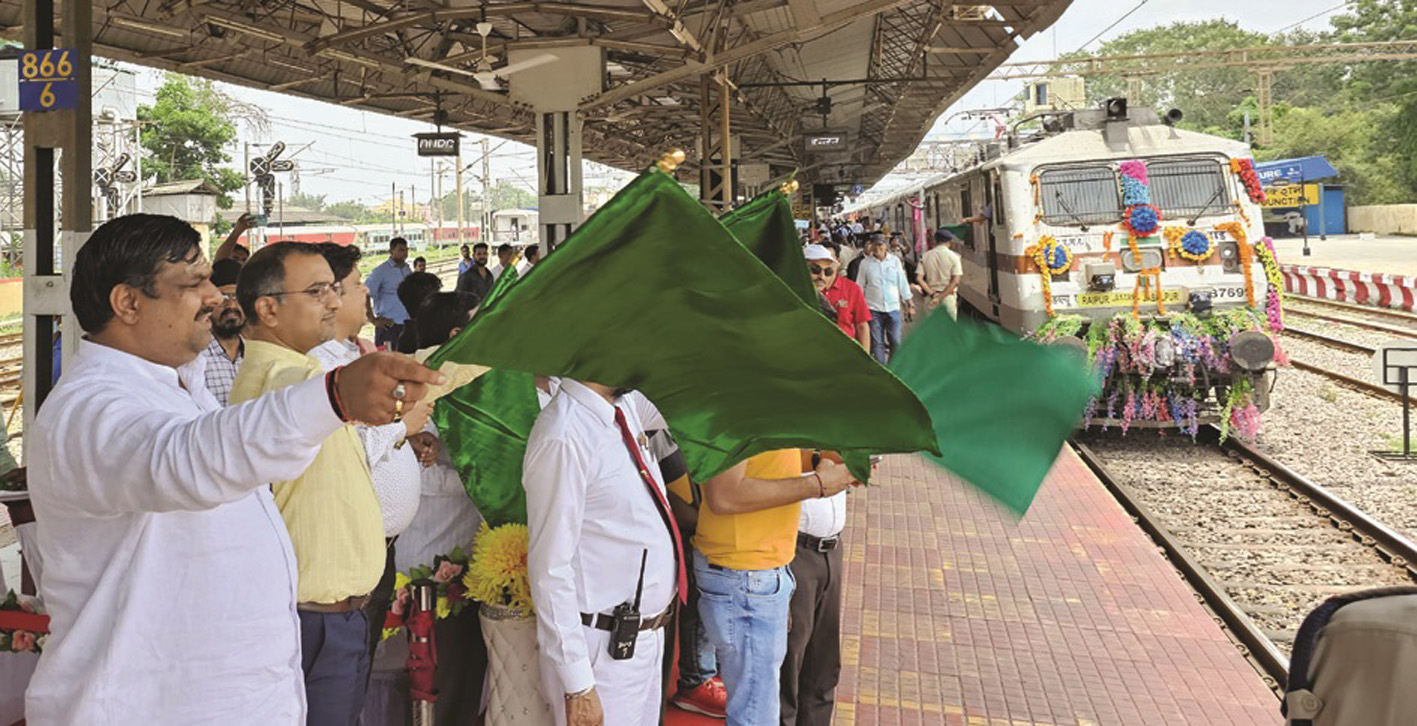 रायपुर-जबलपुर नई ट्रेन को विधायक गजेन्द्र यादव ने दिखाई हरी झंडी