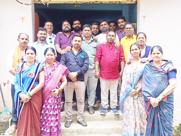 भाजपा मंडल नवापारा ने रमेश बैस का जन्मदिन केक काटकर मनाया