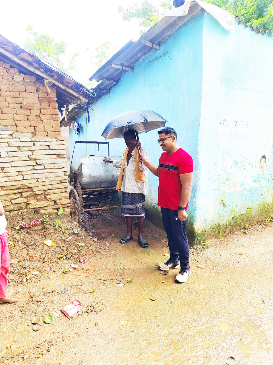 सफाई कर्मियों व रिक्शा चालकों को बांटे छाते व रेनकोट