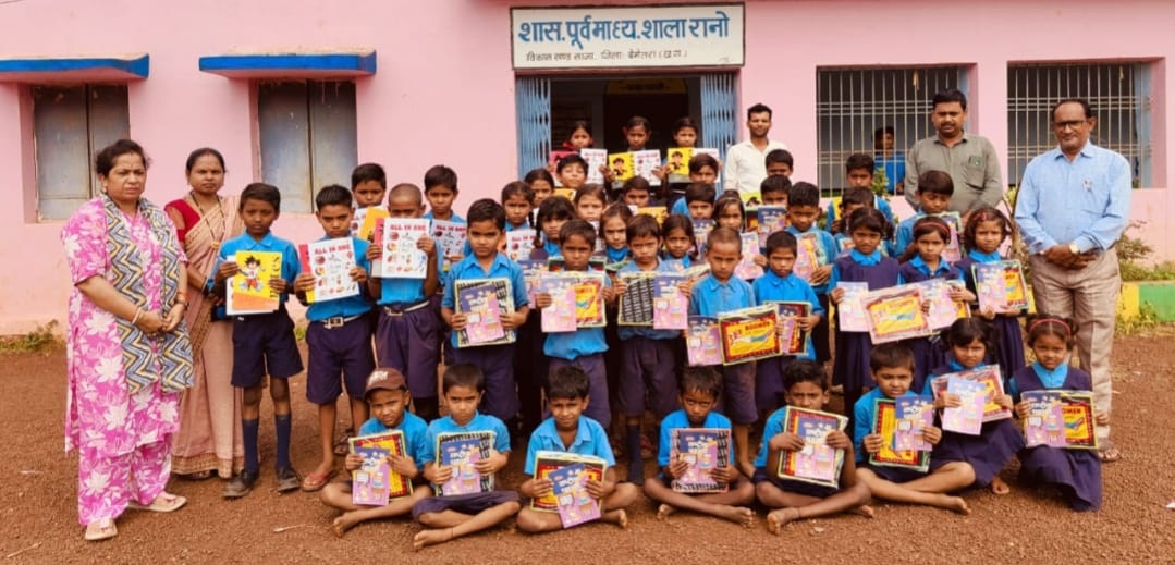 पिता की स्मृति में बच्चों को दिए पेन, पट्टी व पहाड़े